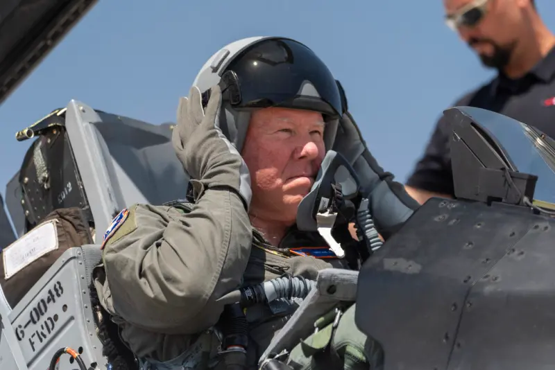 ▲美國空軍部長肯德爾（Frank Kendall）日前親自體驗由AI控制的F-16戰鬥機「Vista」，在加州愛德華茲空軍基地起飛，與另一架由人類飛行員駕駛的F-16進行實戰對峙訓練。（圖／美聯社／達志影像）