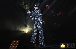 ▲周蕙造型百變,演唱會上換裝率性褲裝登場。(圖/記者林調遜攝影) ▲周蕙造型百變,演唱會上換裝率性褲裝登場。(圖/記者林調遜攝影)