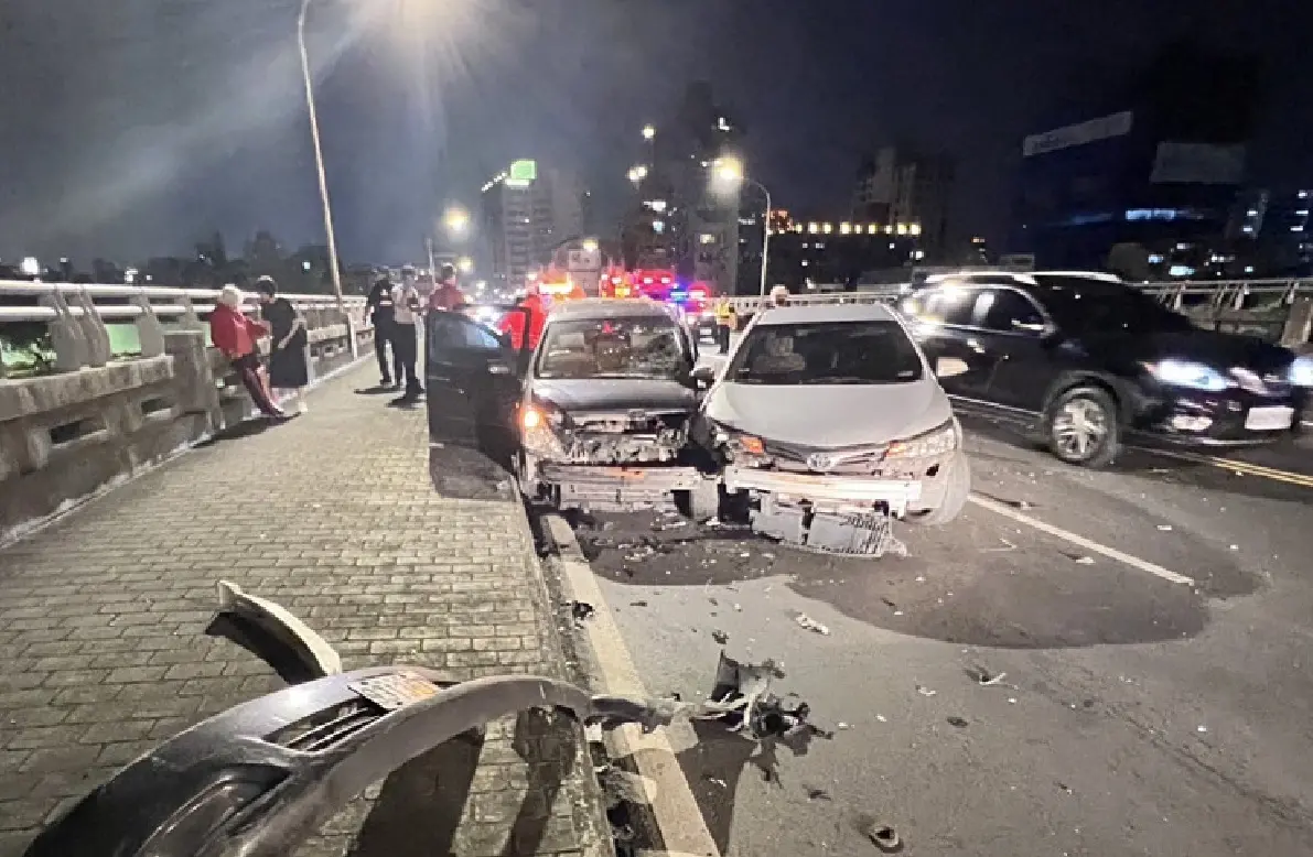 ▲今（4）日晚間20時26分，成美橋上有3輛小客車發生碰撞，根據警方初步調查，共有4人受傷送醫。（圖／翻攝畫面）