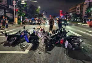 高雄鳳山追撞車禍!汽機車碰撞噴待轉區 4機車遭波及5人受傷送醫