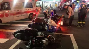 4日晚間,高雄市鳳山區經武、建國路口,發生6台汽機車連環追撞事故,釀5人受傷送醫,所幸均無生命危險。(圖/翻攝畫面) ▲4日晚間,高雄市鳳山區經武、建國路口,發生6台汽機車連環追撞事故,釀5人受傷送醫,所幸均無生命危險。(圖/翻攝畫面)