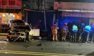 ▲4日深夜，新北三重區發生車禍事故，一台賓士轎車失控追撞機車，又加速往前衝逃300公尺，期間波及2名路過行人，該起事故釀3人受傷。（圖／翻攝畫面）