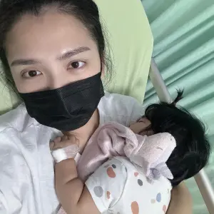 ▲小妏看到愛女抽搐,嚇壞不敢直視。(圖/3baby__love IG) ▲小妏看到愛女抽搐,嚇壞不敢直視。(圖/3baby__love IG)