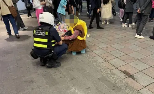 ▲北市捷運中山站外80多歲賣花老婦，疑遭員警勸離而難過落淚，對此，中山一派出所回應表示，接獲7通針對這名老婦的檢舉電話，員警因此到場勘查。（圖／翻攝畫面）