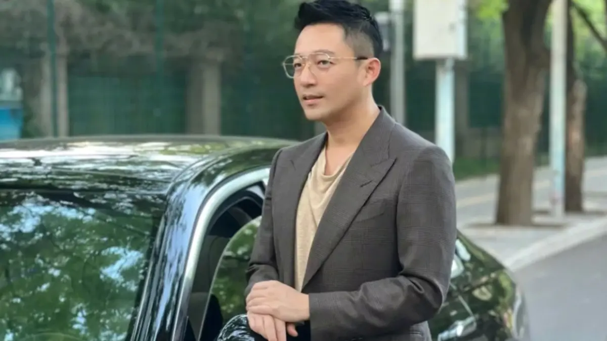 ▲汪小菲現身北檢開庭，身穿和《淚之女王》金秀賢同款的「尋妻外套」。（圖／翻攝自汪小菲微博）