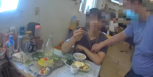 ▲前在台中市一間餐廳內,一位45歲江姓男子,看著滿桌菜餚,卻手持筷子一動也不動。(圖/翻攝畫面) ▲前在台中市一間餐廳內,一位45歲江姓男子,看著滿桌菜餚,卻手持筷子一動也不動。(圖/翻攝畫面)