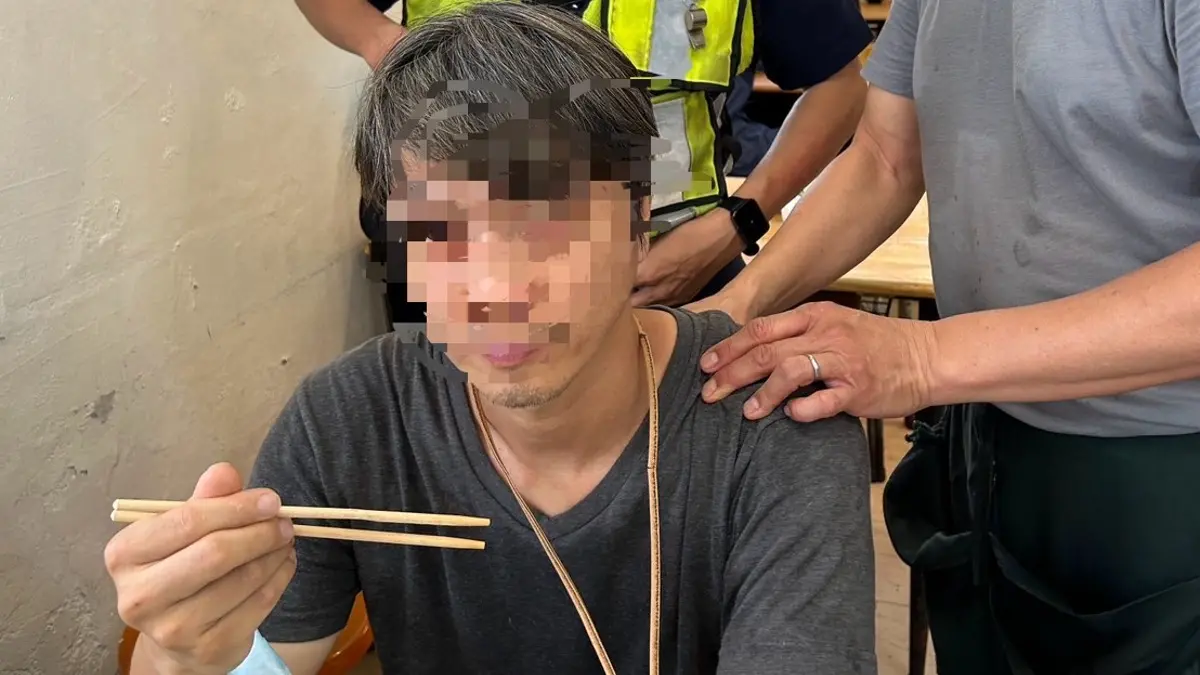 ▲江男身體僵硬，在桌前一動不動，嚇得老闆立刻報警。（圖／翻攝畫面）