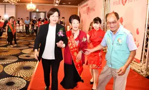 任賢齊84歲媽媽獲選模範母親　最開心兒女出人頭地、不讓人操心
