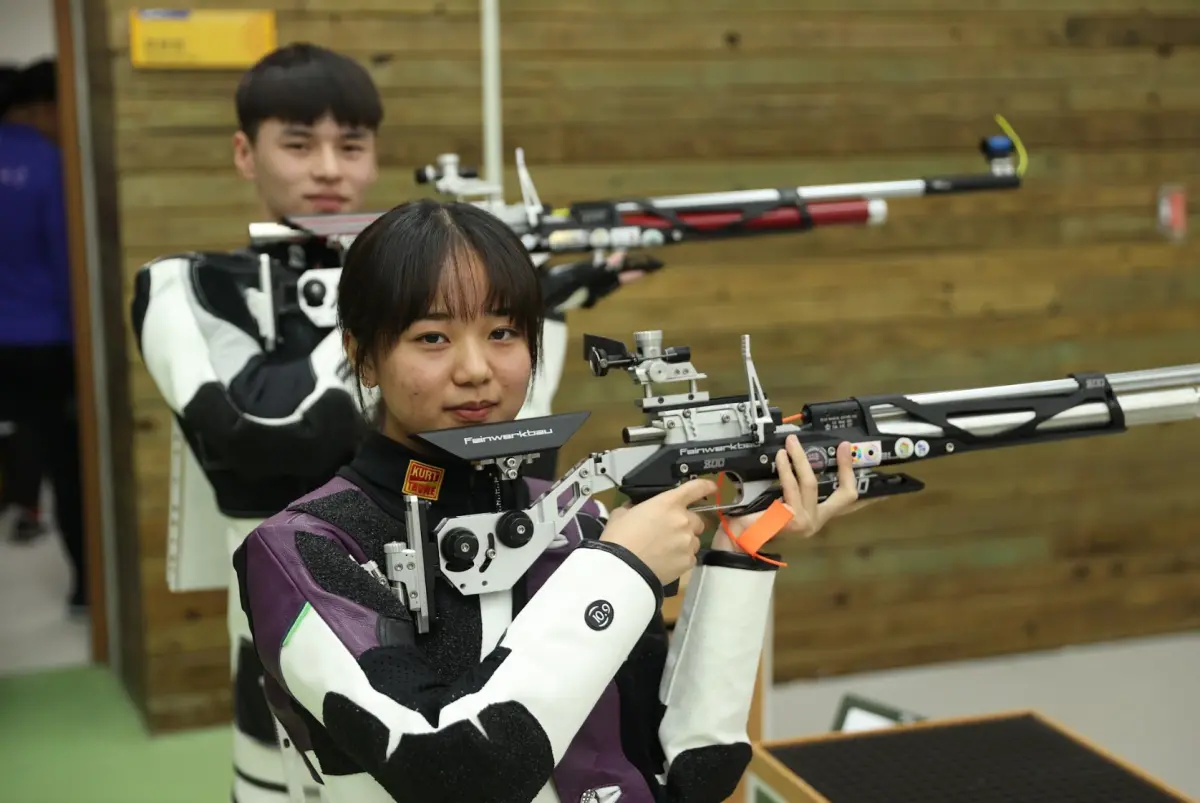 ▲「杭州亞運組合」宋佳彥、陳淇代表北市大學，在113年全大運10公尺空氣步槍混雙摘金。（圖／全大運提供）