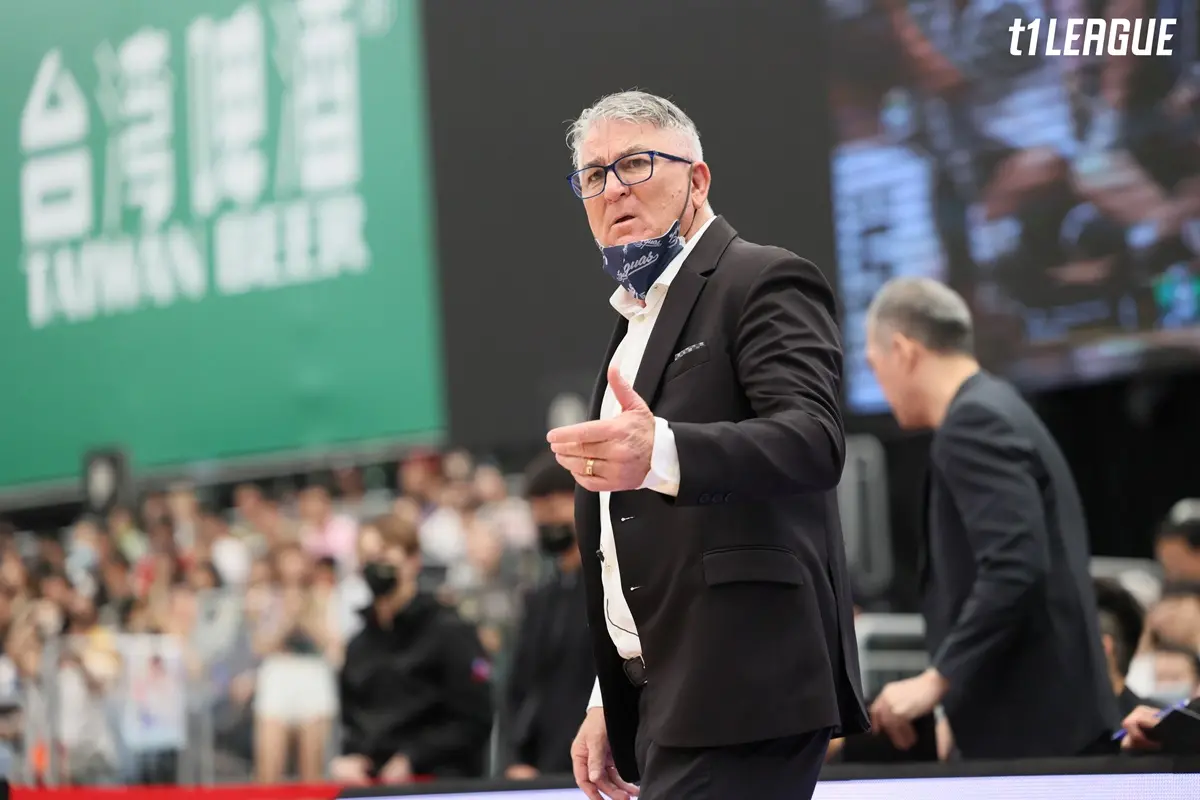 ▲高雄全家海神職業籃球隊於 T1 元年成軍即贏得總冠軍，但之後連兩年在季後賽失利，季後球隊決定和外籍總教練喬伊斯分道揚鑣。（圖／T1提供）