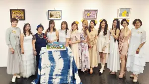 ▲「龍來美濃 漸凍症公益永生花展」即日起至6月23日在美濃客家文物館特展室登場。(圖/花苑京文藝學會提供) ▲「龍來美濃 漸凍症公益永生花展」即日起至6月23日在美濃客家文物館特展室登場。(圖/花苑京文藝學會提供)