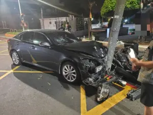 疑看導航分心！高雄男駕車突衝對向車道　無辜騎士慘遭撞飛受傷
