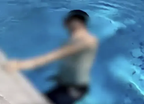游泳教練當眾「沉池底溺斃」！他全程拍下竟不救　9分鐘死亡片曝
