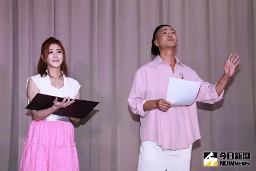 ▲林俊逸(右)十分好奇林逸欣(左)為什麼會那麼多樂器。(圖/記者吳翊婕攝) ▲林俊逸(右)十分好奇林逸欣(左)為什麼會那麼多樂器。(圖/記者吳翊婕攝)