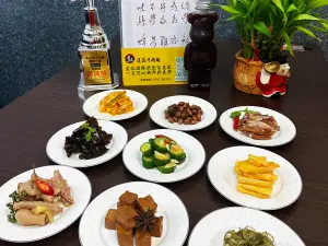 ▲5月10日至12日只要子女陪媽媽到店用餐,就免費招待媽媽一碗牛肉麵,高齡90歲以上的媽媽還可任選四款可口小菜。(圖/道品牛肉麵提供) ▲5月10日至12日只要子女陪媽媽到店用餐,就免費招待媽媽一碗牛肉麵,高齡90歲以上的媽媽還可任選四款可口小菜。(圖/道品牛肉麵提供)