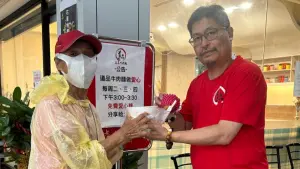 ▲道品牛肉麵創辦人張耀(右)親手發放愛心麵。(圖/道品牛肉麵提供) ▲道品牛肉麵創辦人張耀(右)親手發放愛心麵。(圖/道品牛肉麵提供)