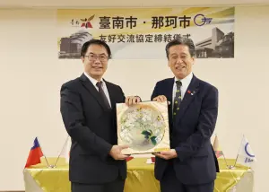 ▲黃偉哲贈送蘭花盤給那珂市長先﨑光。（圖／台南市府提供）