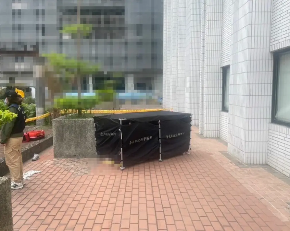 ▲位於北市大安區基隆路四段的台電營業處，今（6）日中午傳出一起墜樓事件，一名女員工倒臥花圃身亡。（圖／翻攝畫面）