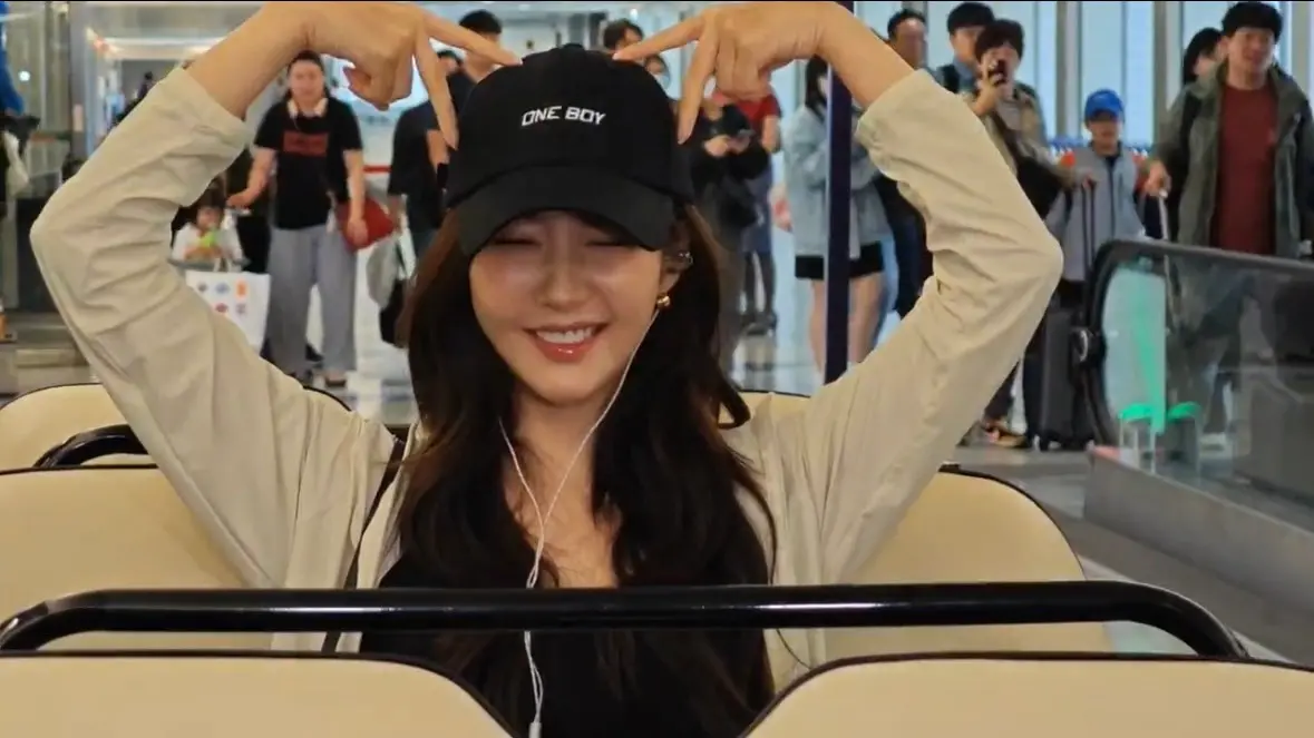 ▲因為主演《和我老公結婚吧》爆紅的朴敏英6日抵台，她在機場比各種愛心、《我推的孩子》招牌姿勢讓媒體拍攝，直到進入飯店才打卡PO照。（圖／One Boy）