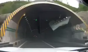 ▲進入隧道前，駕駛並沒有先開啟大燈。