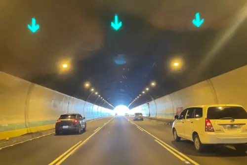 ▲行駛出隧道前，眼睛也會覺得刺眼，是因為「光適應」之影響。（圖／取自交通安全網）