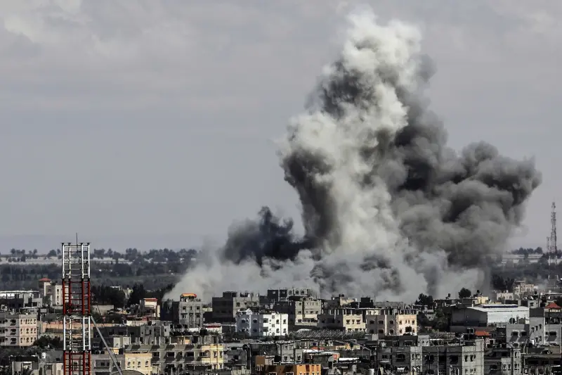 ▲被視為巴勒斯坦難民最後庇護所的拉法（Rafah），6日傳出遭以色列軍隊開始空襲轟炸。（圖／美聯社／達志影像）