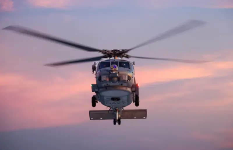 中國黃海射照明彈 差點打到澳洲直升機