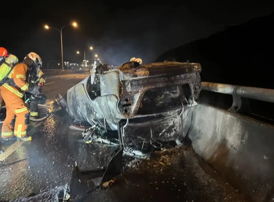 ▲國1五楊高架道路北向36.1公里泰山路段發生火燒車死亡事故，55歲榮姓男子駕駛自小客車因不明原因自撞分隔島，車輛翻覆後起火燃燒，榮男因逃生不及慘被活活燒死。（圖／翻攝畫面）