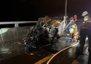 ▲國1五楊高架道路北向36.1公里泰山路段發生火燒車死亡事故，55歲榮姓男子駕駛自小客車因不明原因自撞分隔島，車輛翻覆後起火燃燒，榮男因逃生不及慘被活活燒死。（圖／翻攝畫面）