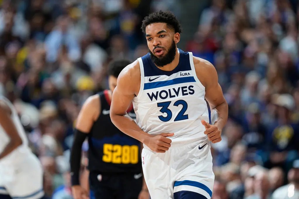 ▲明尼蘇達灰狼在Karl-Anthony Towns（圖中者）、Anthony Edwards合砍54分帶領之下，球隊再度「踢館」成功，以106：80擊敗金塊搶下勝利，系列賽2：0領先。（圖／美聯社／達志影像）