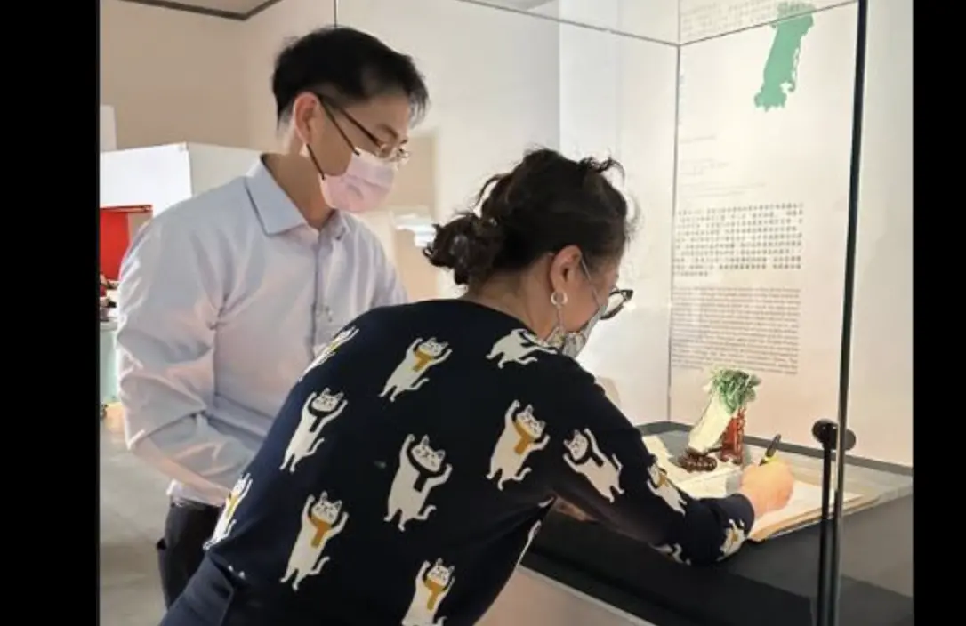 ▲國民黨立委黃健豪踢爆，典藏人員直接在翠玉白菜旁簽字。（圖／翻攝自靠北藝術）