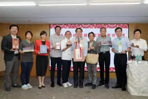 黃偉哲開箱國宴伴手禮 滿滿臺南味展現台南人的熱情