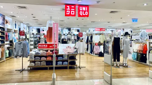 ▲5月UNIQLO母親節優惠超狂一次降價700元，精選單品全面下殺折扣最低290元起，還準備好親子穿搭；GU「美人祭」活動，男女童裝單品降價250元起，同步開賣全新聯名《航海王》系列。（圖／記者蕭涵云攝）