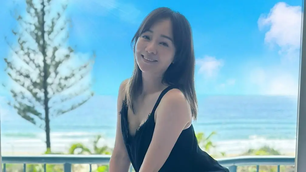 ▲季芹今（7）日出席活動時，透露老公王仁甫20年前曾動過眼睛雷射手術，因此需要她24小時的貼身照顧，季芹也透露自己發現近期視力退化，因此已經配戴老花眼鏡。（圖／翻攝自季芹臉書）