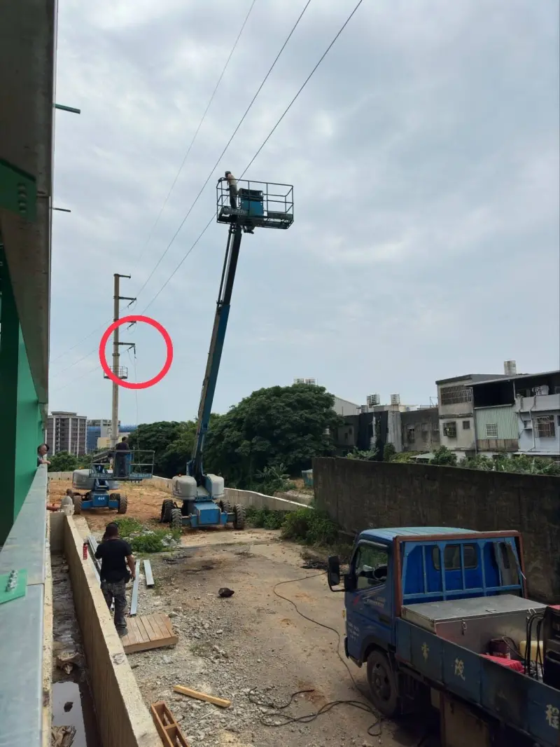 ▲民間升空車勾到高壓線路引跳脫造成蘆竹停電，台電呼籲施工應保持安全距離。（圖／台電）