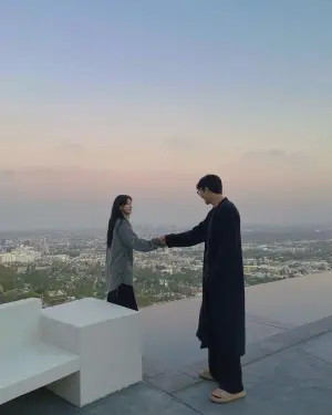 ▲韓藝瑟（左）在IG上曬出與柳成宰（右）牽手的照片，並宣布自己已經與他登記結婚。（圖／翻攝自韓藝瑟IG）