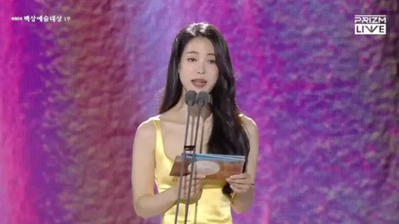 ▲林智妍上台頒發「電視部門」女配角獎給《假面女郎》的瘋狂母親廉惠蘭，導播把鏡頭切到李到晛的表情。（圖／翻攝PRIZM）