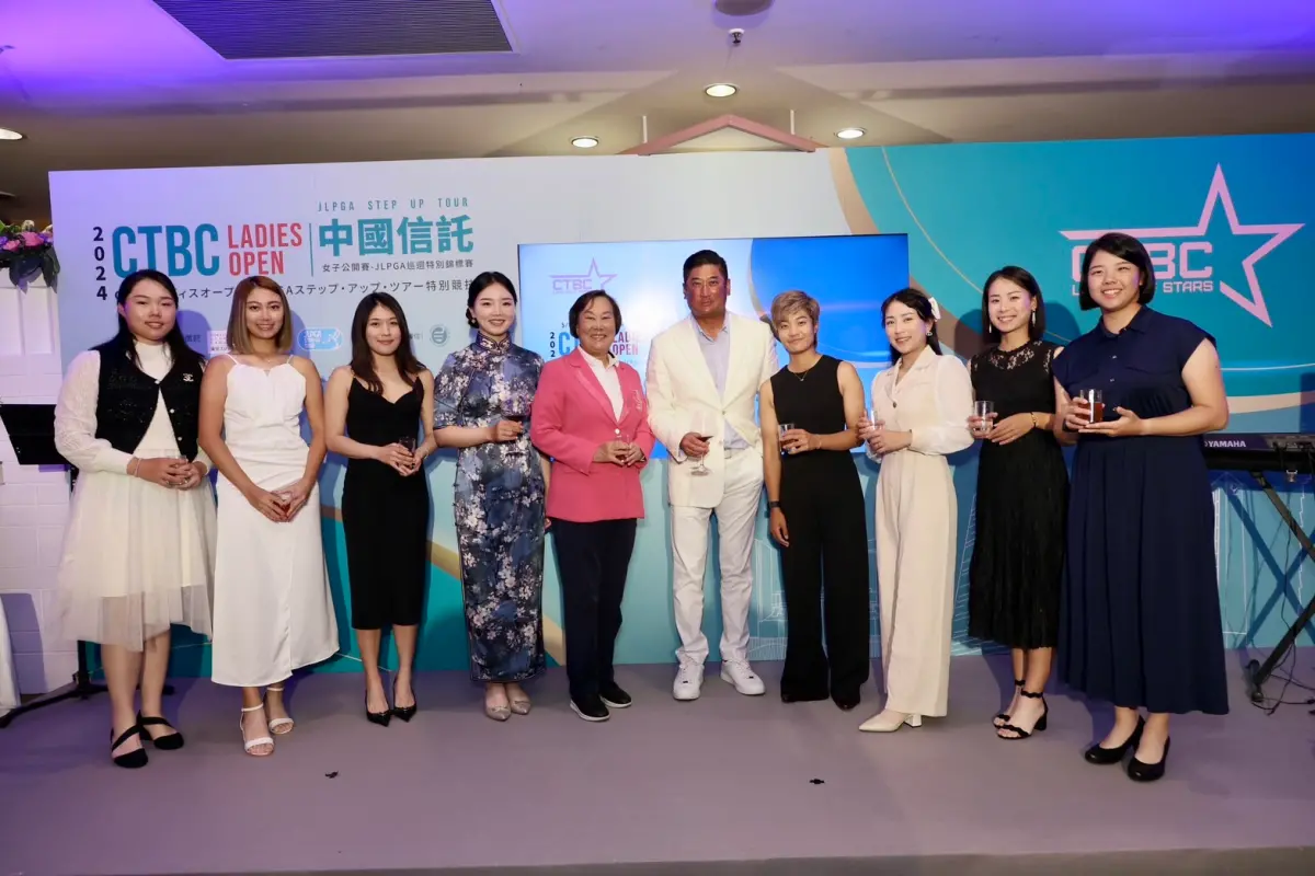 ▲「2024中國信託女子公開賽－JLPGA巡迴特別錦標賽」職業業餘配對賽募得新臺幣2,000萬元捐贈予中信慈善基金會，中信慈善基金會董事長辜仲諒（右五）親自出席晚宴。(圖／中國信託銀行提供)