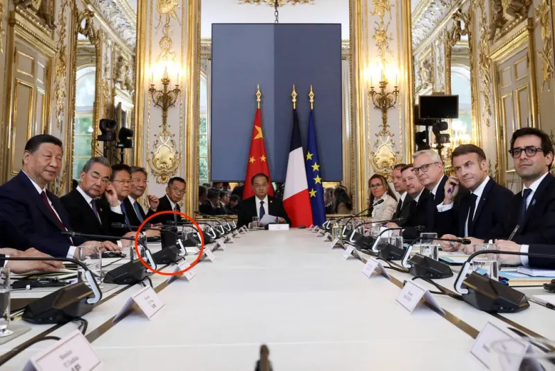 ▲中國國家主席習近平（左三）與法國總統馬克宏（右三）等人6日在巴黎愛麗舍宮舉行工作會議，但習近平前方的杯子明顯與他人不同。（圖／美聯社／達志影像）