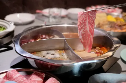 ▲春囍打邊爐的湯頭口味多元，涮煮肉片、海鮮都適合。（示意圖／記者葉盛耀攝）