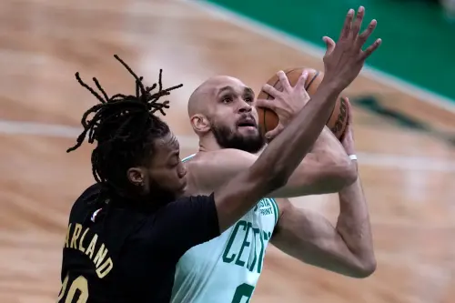 今日先發出戰的Derrick White手感發燙,本場比賽繳出16投9中,三分球12投7中拿下25分5助攻,近3場季後賽,Derrick White場均繳出29.3分,三分球命中率高達54%,儼然成為「綠衫軍」的第三巨頭 ▲Derrick White撞傷牙齒仍猛拚,成為奪冠功臣之一。(圖/美聯社/達志影像)
