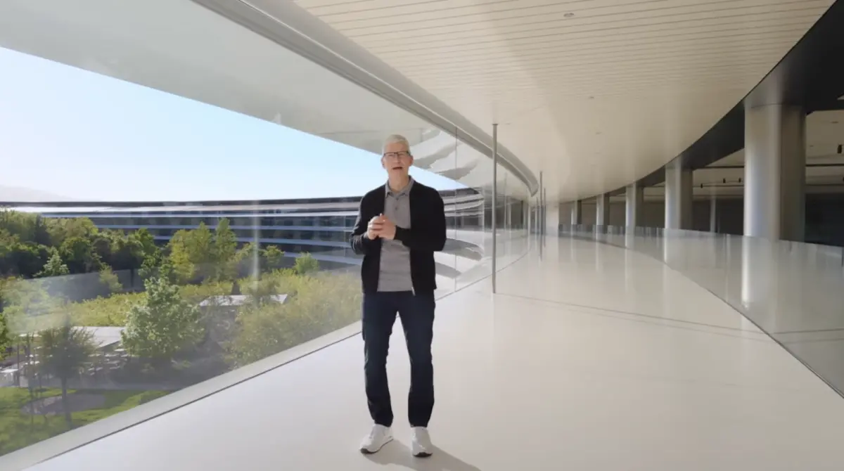 ▲蘋果公司於台灣時間昨（7）日舉辦名為「Let Loose」的發表會，執行長庫克腳上的「Nike Air Max 1 ’86」球鞋竟成這場春季發表會上的最大亮點。（圖／擷取自外媒Hypebeast）