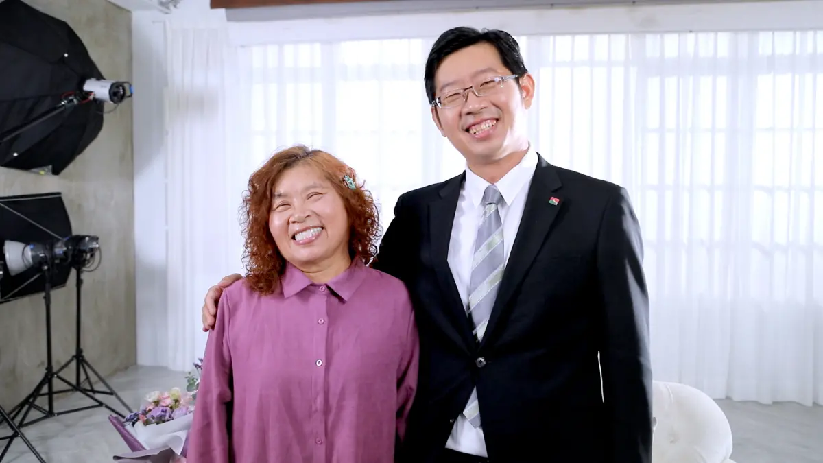 ▲信義房屋南京建國店周昱曦專案協理曾拿下信義房屋的全國業績，在媽媽林美菊眼中同樣是個滿分的好兒子，工作之餘陪伴媽媽旅遊夢。（圖／業者提供）