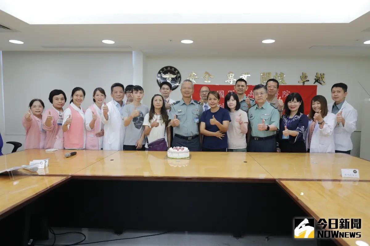 ▲母親節前夕，國軍高雄總醫院舉辦的母親節慶祝茶會，邀請2位剛完成捐換肝移植手術病患及家屬參加。（圖／記者莊全成攝，2024.05.08)