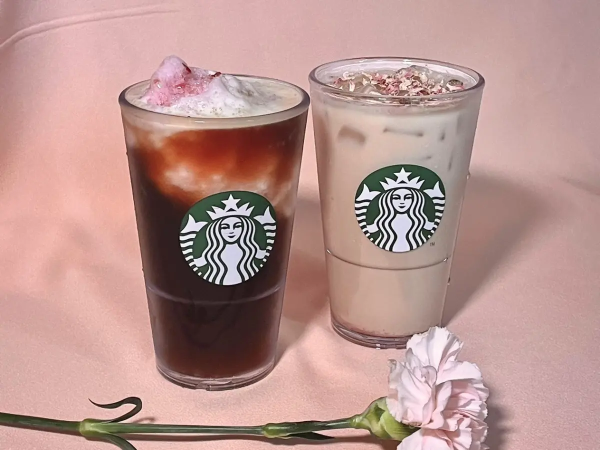 ▲本周咖啡優惠出爐，慶祝母親節，星巴克買一送一，包括母親節限定開賣的「玫瑰荔枝那堤」；7-11美式、拿鐵也買一送一。（圖／業者提供）