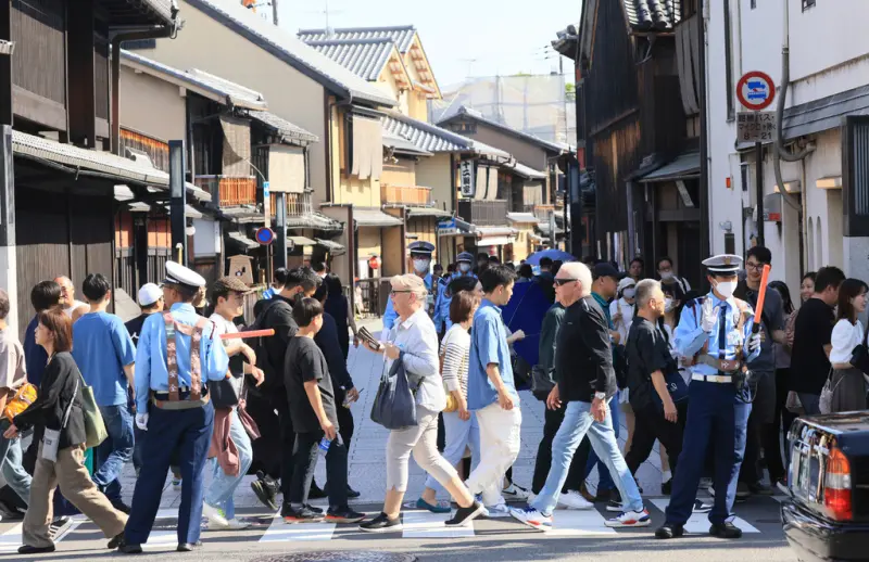 ▲日本黃金週期間，京都擠滿了觀光客人潮，「超限旅遊」問題也隨之竄出。（圖／美聯社／達志影像）