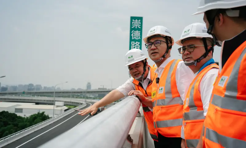 ▲楊瓊瓔會勘台中國道路網的隔天，江啟臣（左二）也在同一地點辦了會勘。（圖／江啟臣辦公室提供，2024.05.08）