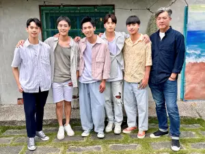 ▲《印象.青春》編劇林煒傑(左起)、演員朱宇謀、文威登、徐謀俊、簡楨庭、導演郝心翔在宜蘭取景。(圖/達騰娛樂) ▲《印象.青春》編劇林煒傑(左起)、演員朱宇謀、文威登、徐謀俊、簡楨庭、導演郝心翔在宜蘭取景。(圖/達騰娛樂)