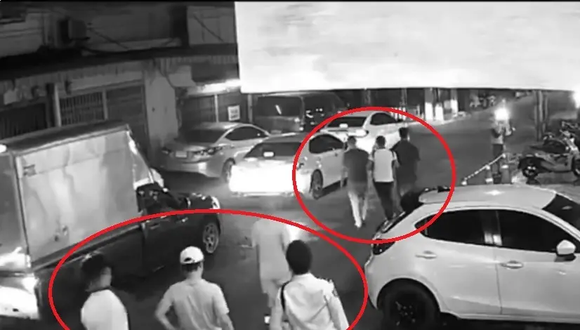 ▲5名中國遊客遭自稱泰國警察的綁架團闖入飯店並被帶上車，事後泰國警方調查發現，綁架團成員中竟真的有警察相關人士。（圖／翻攝自Ｘ）