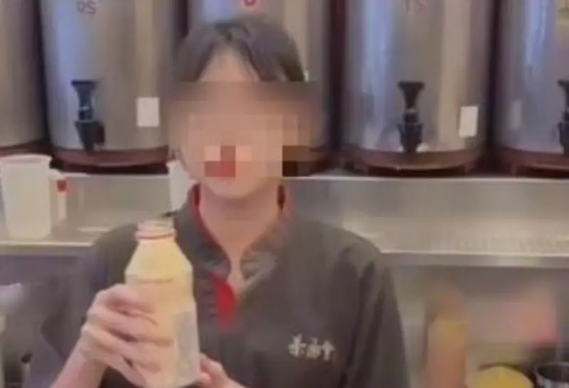 ▲有手搖飲店員工在店裡進行養樂多挑戰。（圖／翻攝Tiktok）